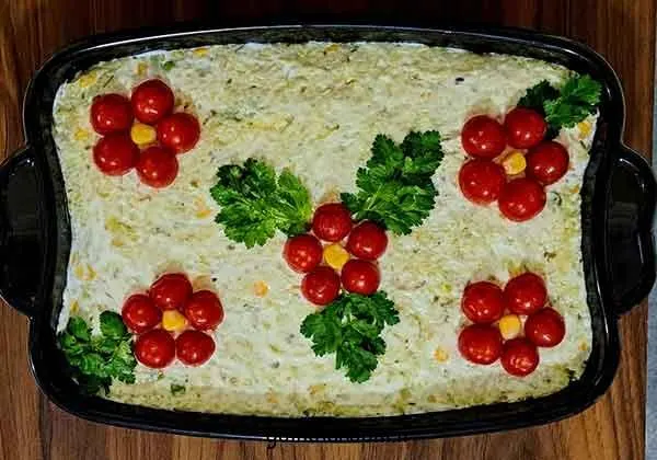 تصویر مرتبط با ایدههای متنوع و شیک برای تزیین سالاد الویه در مراسمهای مختلف