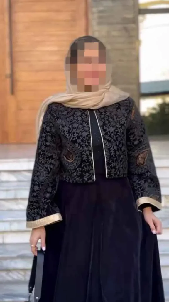 تصویر مرتبط با راهنمای کامل انتخاب و مدلهای مانتو محرمی جدید مشکی