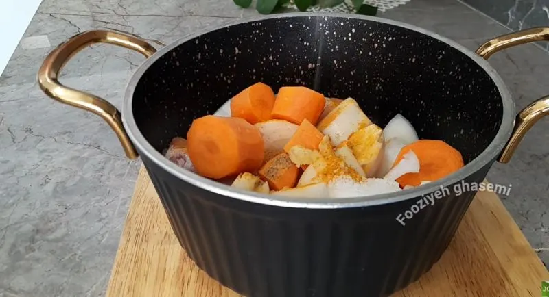 مواد اولیه کوکو بادکوبه شامل مرغ، گردو، تخم مرغ و سبزیجات