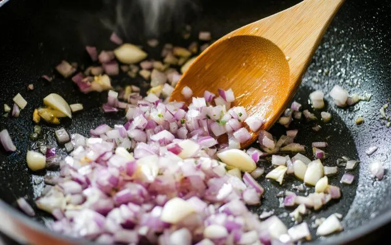 تصویر مرتبط با طرز تهیه واویشکا بادمجان با گوشت چرخ کرده؛ خوراکی خوشعطر و جاافتاده شمالی