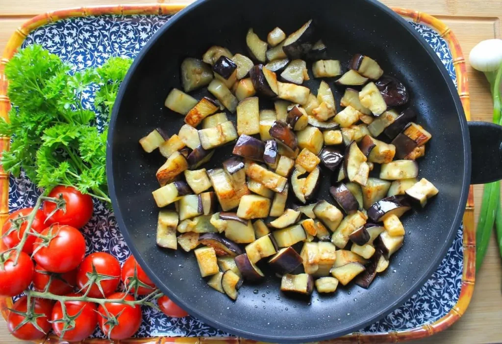تصویر مرتبط با طرز تهیه واویشکا بادمجان با گوشت چرخ کرده؛ خوراکی خوشعطر و جاافتاده شمالی