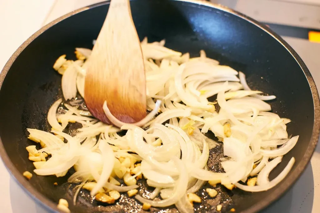 تصویر مرتبط با طرز تهیه واویشکا بادمجان با گوشت چرخ کرده؛ خوراکی خوشعطر و جاافتاده شمالی