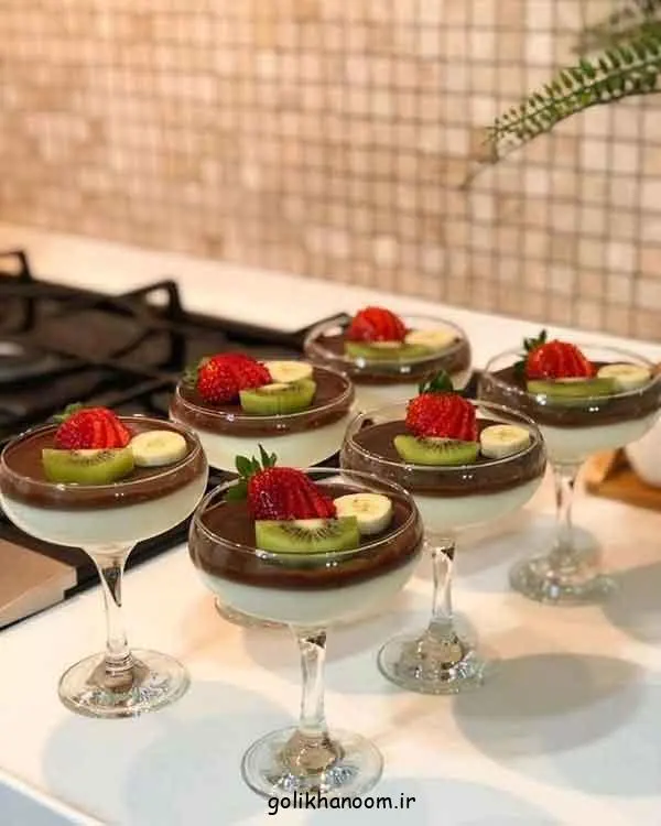 ژله سرو شده در جام تک نفره با ترافل و پودرهای رنگی تزئینی