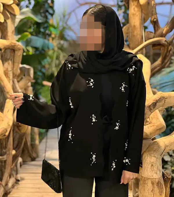 تصویر مرتبط با مدل‌های متنوع مانتو مشکی برای استایل‌های خاص و جذاب