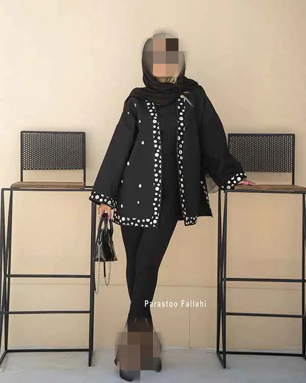 تصویر مرتبط با مدل‌های متنوع مانتو مشکی برای استایل‌های خاص و جذاب