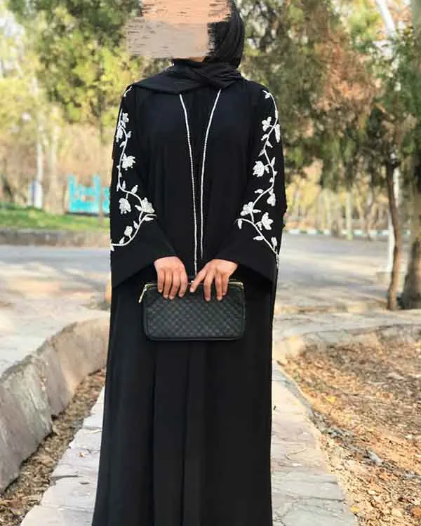 تصویر مرتبط با مدل‌های متنوع مانتو مشکی برای استایل‌های خاص و جذاب