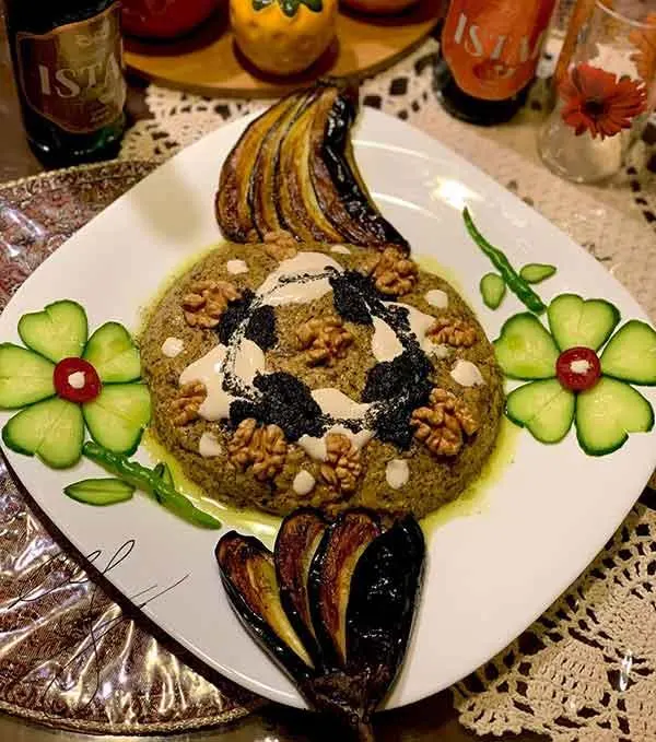 تصویر مرتبط با ایده‌های شیک برای تزیین کشک بادمجان مجلسی