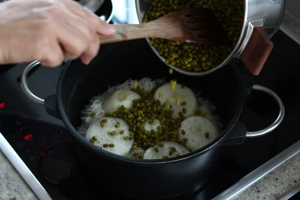 تصویر مرتبط با طرز تهیه ماش پلو بدون گوشت؛ غذای ساده، مقوی و خوشطعم ایرانی