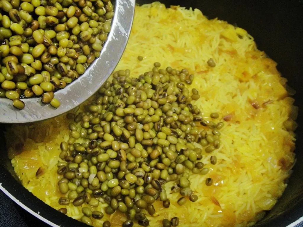تصویر مرتبط با طرز تهیه ماش پلو بدون گوشت؛ غذای ساده، مقوی و خوشطعم ایرانی