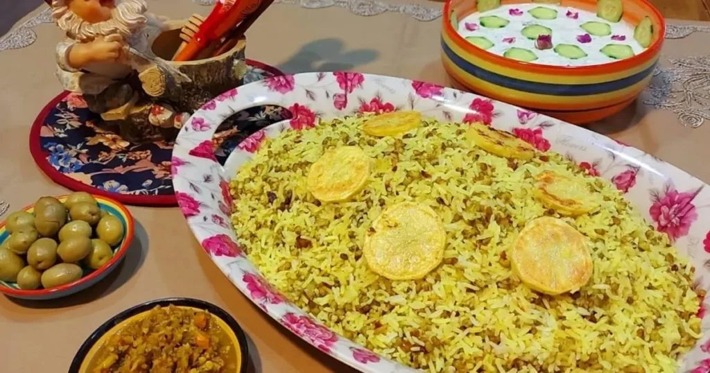 ماش پلو تزئین شده با کشمش و هویج خلالی