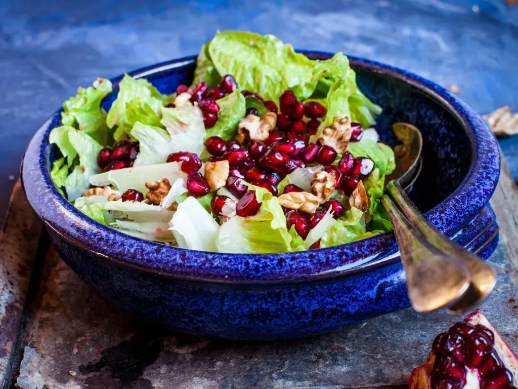 تصویر مرتبط با طرز تهیه سالاد کاهو با سس انار؛ سالادی خوشرنگ و مجلسی