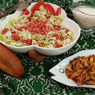 تصویر مرتبط با طرز تهیه سالاد کاهو با سس انار؛ سالادی خوشرنگ و مجلسی