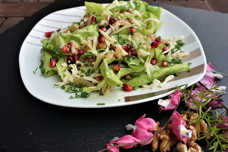 تصویر مرتبط با طرز تهیه سالاد کاهو با سس انار؛ سالادی خوشرنگ و مجلسی