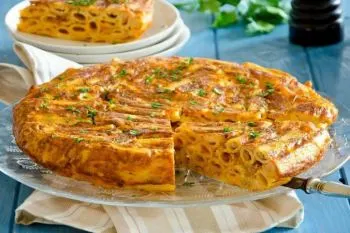 طرز تهیه کوکو زیتی؛ تصویر کوکو زیتی قالبی با سطح طلایی و پنیر کشدار