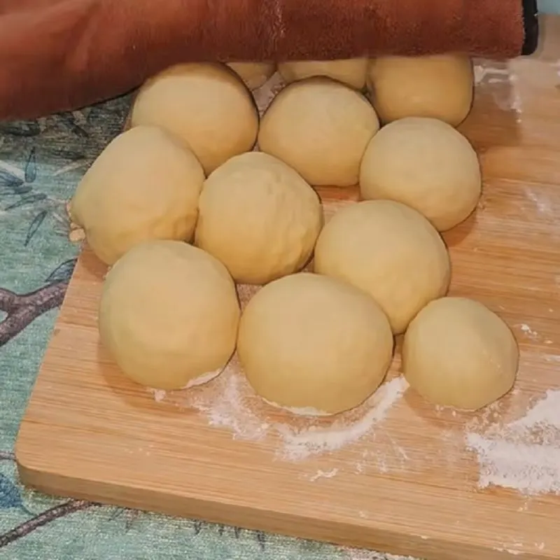ایجاد سوراخ با چنگال روی نان