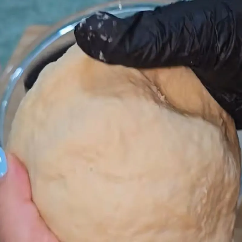 خمیر در ظرف چرب شده استراحت میکند