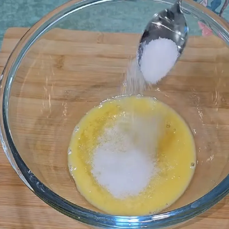 اضافه کردن روغن مایع به مواد