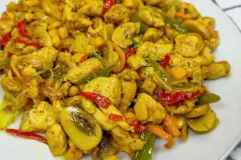 خوراک مرغ مکزیکی با مرغ ریشریش شده، قارچ، ذرت و فلفل دلمهای رنگی