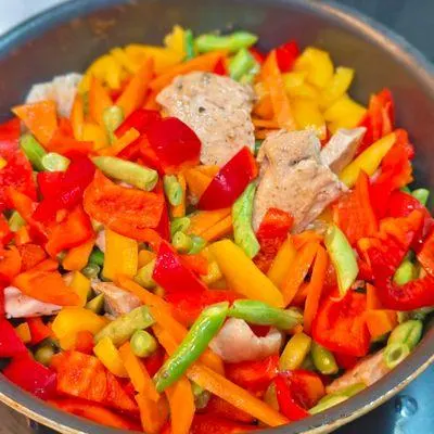 تصویر مرتبط با طرز تهیه خوراک مرغ مکزیکی با مرغ، قارچ و ذرت