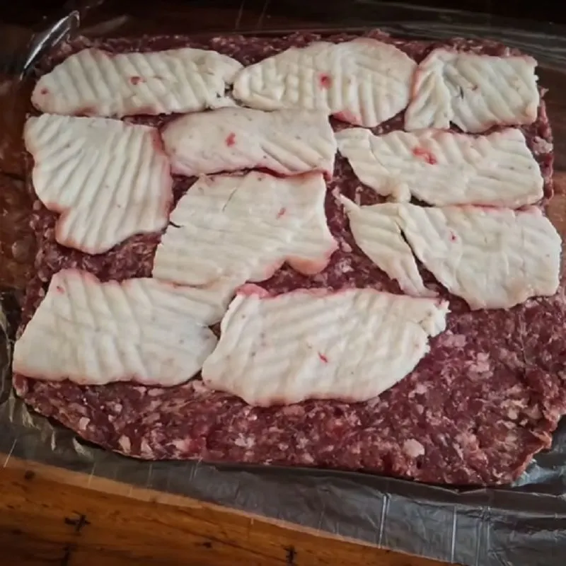 ادویه زدن روی ورقههای دنبه