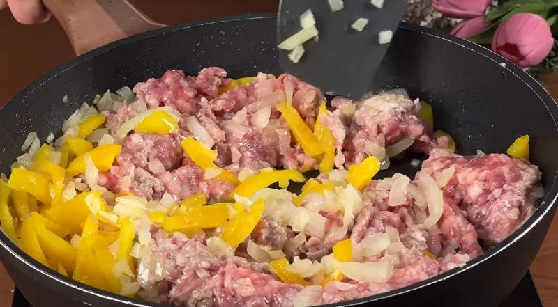 تصویر مرتبط با طرز تهیه گراتن رولی گوشت چرخ کرده با نان تورتیلا و پنیر کشدار