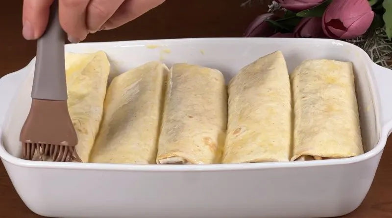 تصویر مرتبط با طرز تهیه گراتن رولی گوشت چرخ کرده با نان تورتیلا و پنیر کشدار