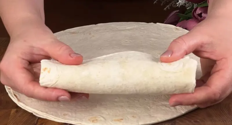 تصویر مرتبط با طرز تهیه گراتن رولی گوشت چرخ کرده با نان تورتیلا و پنیر کشدار