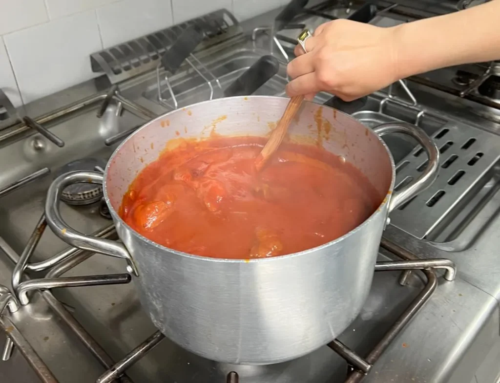 تصویر مرتبط با روش تهیه رب گوجه فرنگی خانگی با رنگ و غلظت عالی