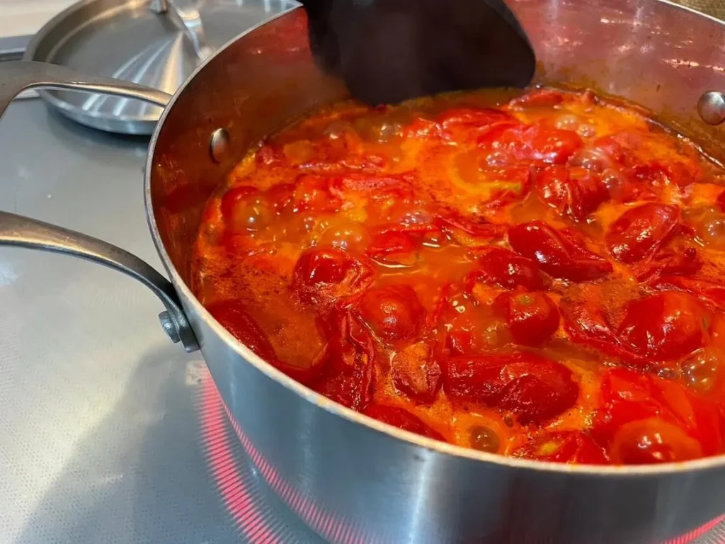 تصویر مرتبط با روش تهیه رب گوجه فرنگی خانگی با رنگ و غلظت عالی