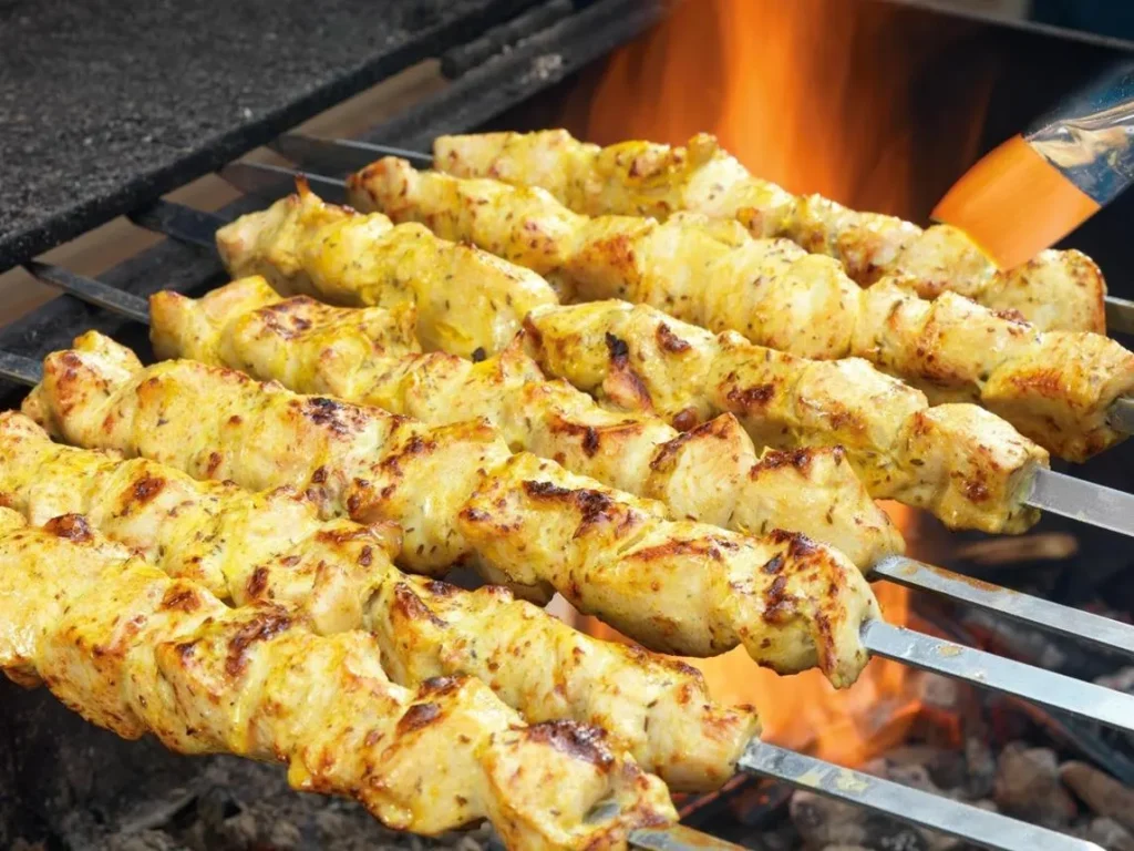 تصویر مرتبط با روش تهیه کباب کوبیده مرغ روی زغال بدون ریزش و با طعمی بینظیر