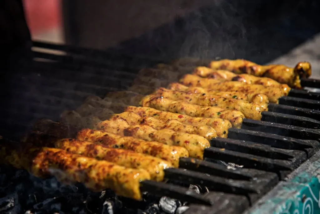تصویر مرتبط با روش تهیه کباب کوبیده مرغ روی زغال بدون ریزش و با طعمی بینظیر