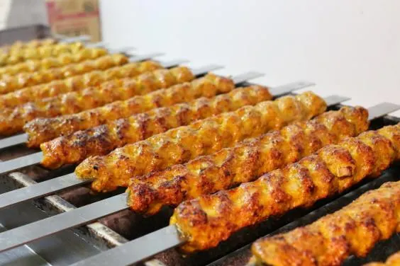 تصویر مرتبط با روش تهیه کباب کوبیده مرغ روی زغال بدون ریزش و با طعمی بینظیر