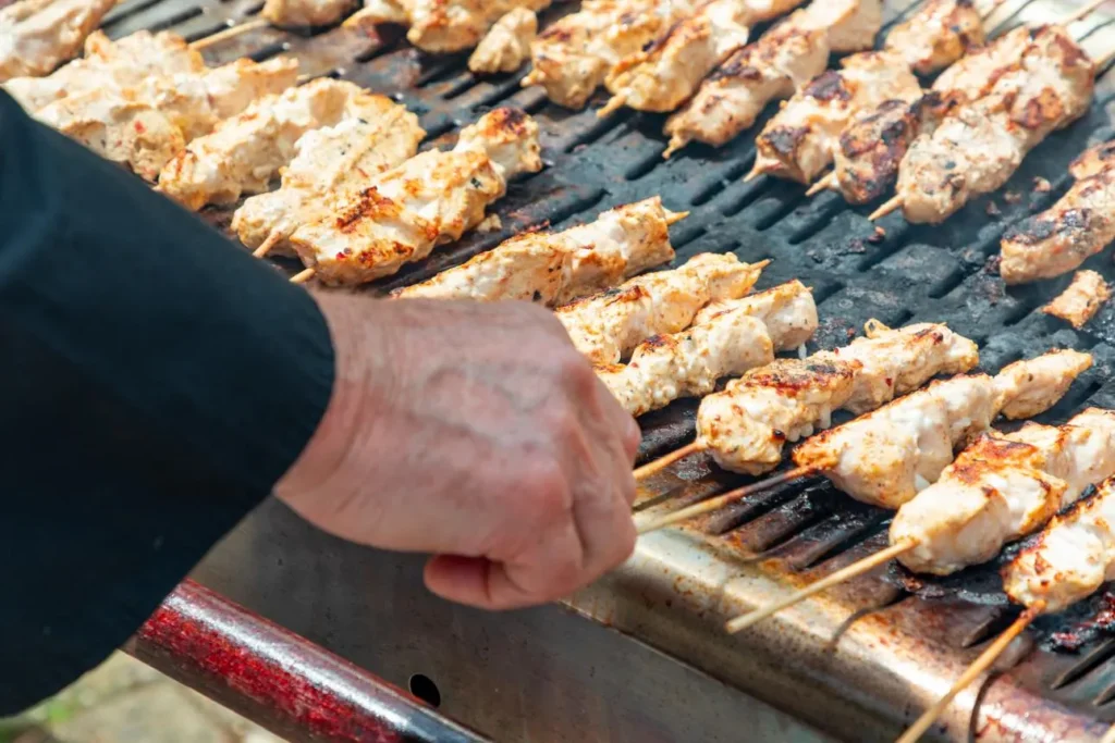 تصویر مرتبط با روش تهیه کباب کوبیده مرغ روی زغال بدون ریزش و با طعمی بینظیر
