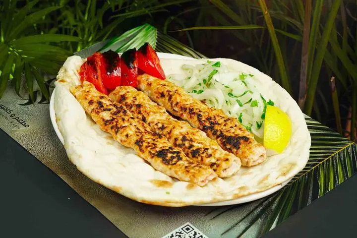 تصویر مرتبط با روش تهیه کباب کوبیده مرغ روی زغال بدون ریزش و با طعمی بینظیر