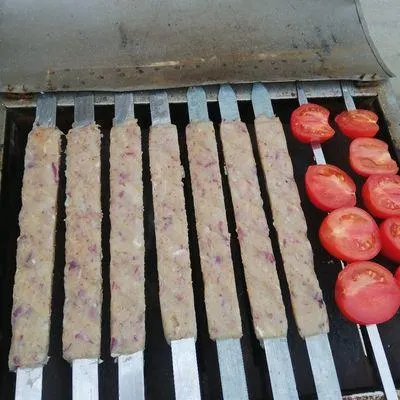 تصویر مرتبط با روش تهیه کباب کوبیده مرغ روی زغال بدون ریزش و با طعمی بینظیر