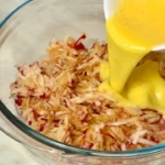 شیرینی سیب و جو پرک بدون آرد و شکر در سینی فر