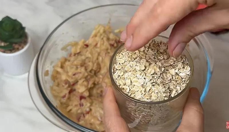 افزودن تخم مرغ و دارچین به سیب رنده شده