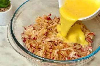شیرینی سیب و جو پرک بدون آرد و شکر در سینی فر