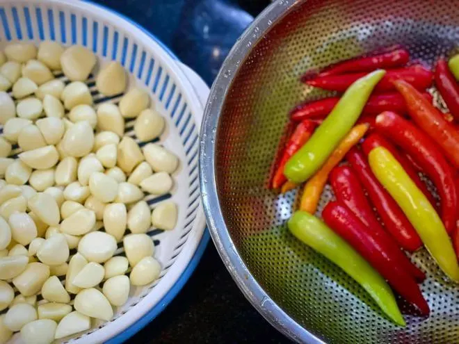 تصویر مرتبط با طرز تهیه ترشی بادمجان کبابی خانگی با عطر دودی و طعم ترش دلپذیر