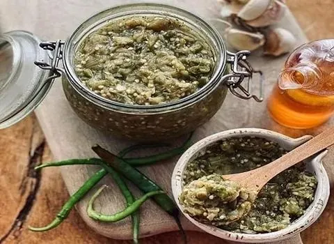بادمجان کبابی پوست گرفته و خرد شده روی تخته