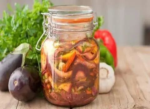 تصویر مرتبط با طرز تهیه ترشی بادمجان کبابی خانگی با عطر دودی و طعم ترش دلپذیر