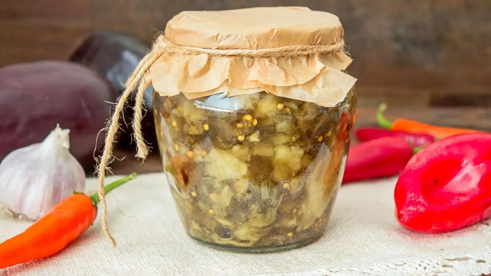 شیشه ترشی بادمجان کبابی با عطر دودی و طعم ترش