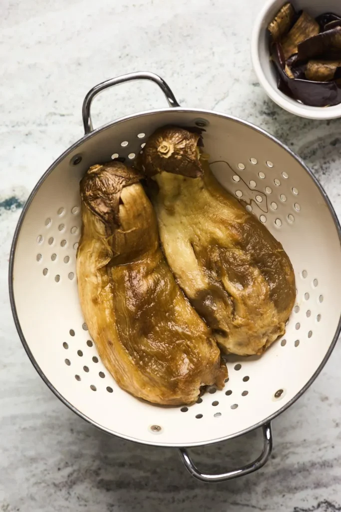 تصویر مرتبط با طرز تهیه ترشی بادمجان کبابی خانگی با عطر دودی و طعم ترش دلپذیر