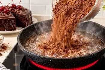 کیک شکلاتی خیس با آلبالو؛ راز بافت نرم خیس با پودر کاکائوی داغ
