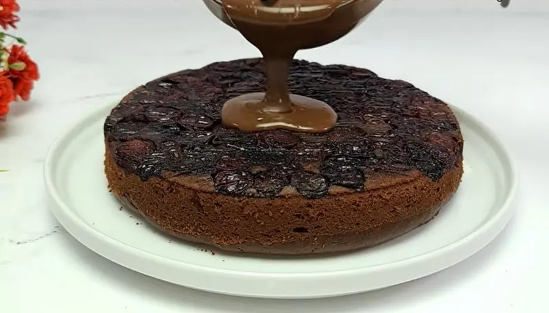 تصویر مرتبط با دستور تهیه کیک شکلاتی خیس با آلبالو و راز بافت نرم با پودر کاکائوی داغ