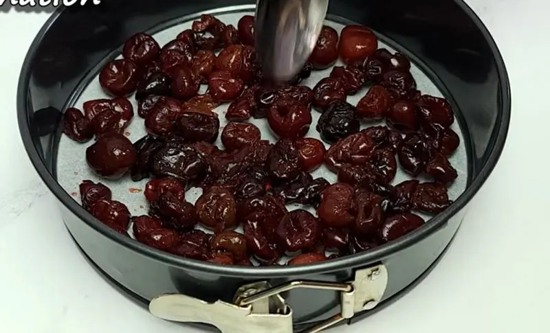 تصویر مرتبط با دستور تهیه کیک شکلاتی خیس با آلبالو و راز بافت نرم با پودر کاکائوی داغ