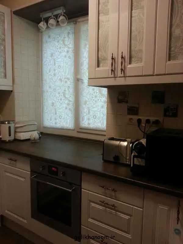 تصویر مرتبط با راهنمای انتخاب مدل پرده آشپزخانه جدید برای دکوراسیونی زیبا و کاربردی