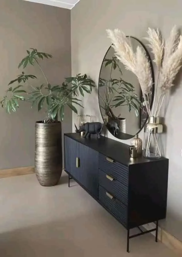 تصویر مرتبط با ایده‌های متنوع چیدمان آینه و کنسول در پذیرایی برای دکوراسیونی زیبا و کاربردی