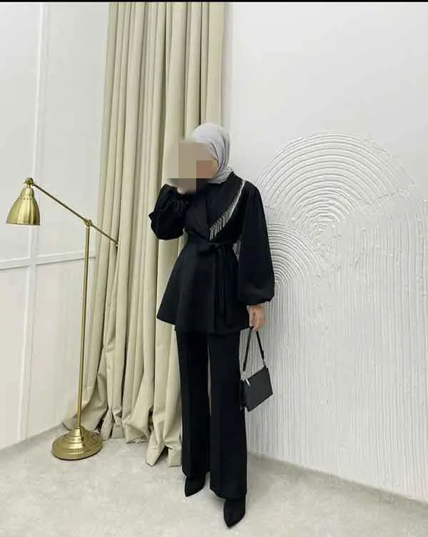 تصویر مرتبط با ۵۰ مدل مانتو مشکی مناسب ایام محرم با طرحهای متنوع و شیک