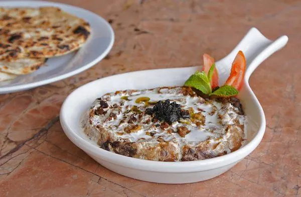 تصویر مرتبط با دستور تهیه بورانی بادمجان با طعم دودی و سیر؛ پیش‌غذای ساده و خوشمزه